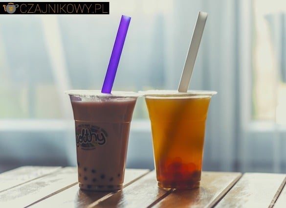 Zielona herbata i Bubble Tea bez herbaty mleko i syrop truskawkowy
